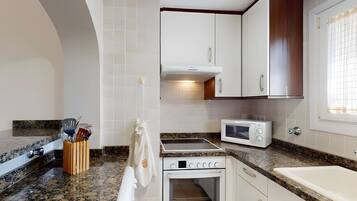 Frigorifero, microonde, forno, piano cottura