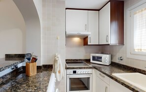 Fridge, microwave, oven, stovetop - Family Apartment with Pool (oliva)