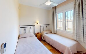 Een strijkplank/strijkijzer, wifi, beddengoed