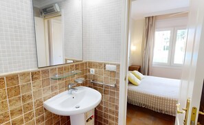 Een douche, een haardroger, handdoeken