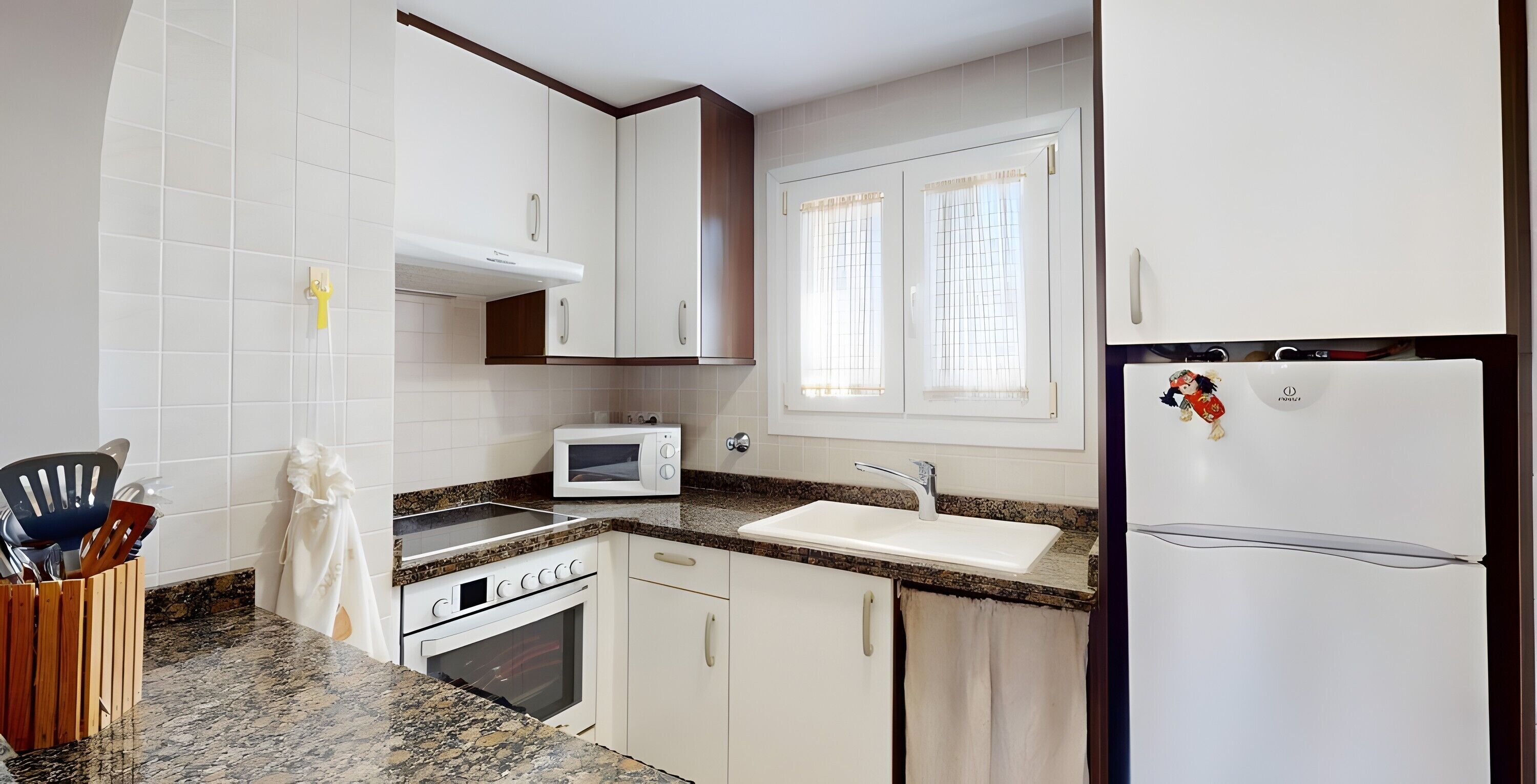 Frigorífico, microondas, horno y placa de cocina