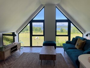 TV - Còsagach 
Cosy one bedroom apartment. (Barcaldine)