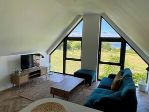 TV - Còsagach 
Cosy one bedroom apartment. (Barcaldine)