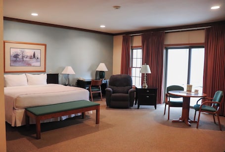 Deluxe Single Room, 1 King Bed. Sauder Village Heritage Inn