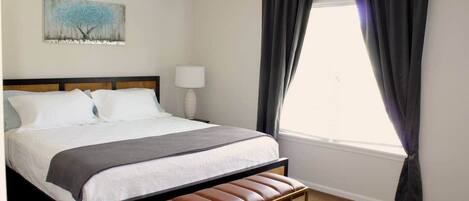 3 habitaciones, escritorio y tabla de planchar con plancha