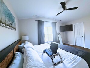 3 Schlafzimmer, Schreibtisch, Bügeleisen/Bügelbrett, Reisekinderbett