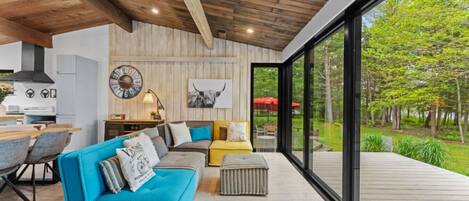 Téléviseur, foyer, livres