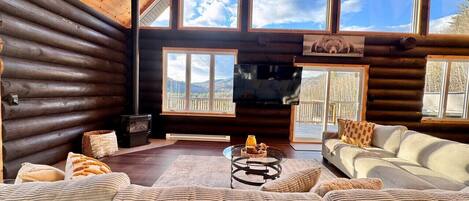 Una televisión, una chimenea