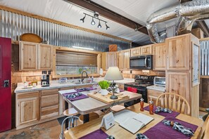 Jääkaappi, mikroaaltouuni, uuni, kahvin-/teenkeitin