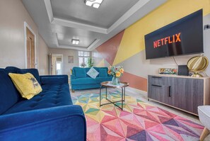 TV, offices - Coventry Work Stay | 4 Bedroom & Parking (Coventry)