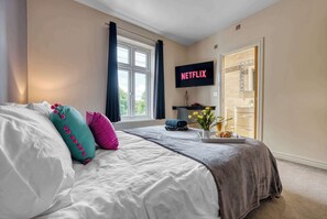 4 bedrooms, free WiFi, bed sheets - Coventry Work Stay | 4 Bedroom & Parking (Coventry)