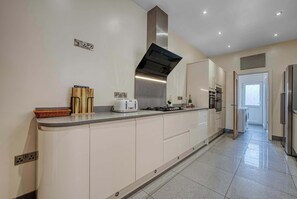 Fridge, microwave, oven, stovetop - Coventry Work Stay | 4 Bedroom & Parking (Coventry)