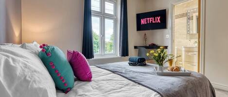 4 makuuhuonetta, silitysrauta/-lauta, ilmainen Wi-Fi, vuodevaatteet