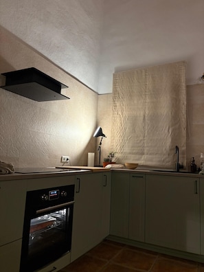 Coffee/tea maker, fridge, microwave, oven
