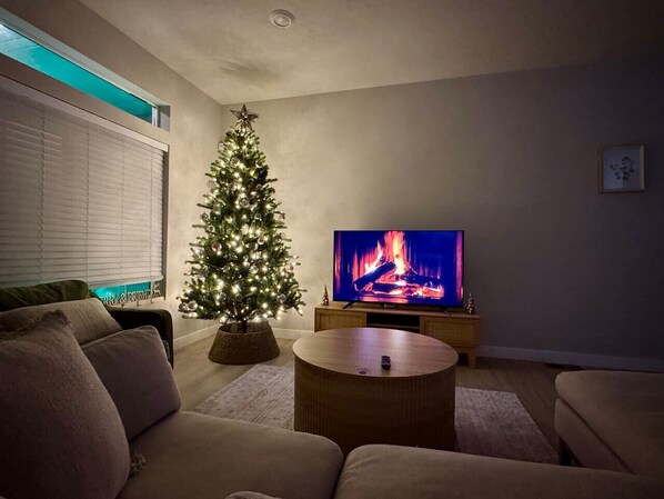 Smart TV - Family Retreat in Thanksgiving Point • PetFriendly (Lehi)