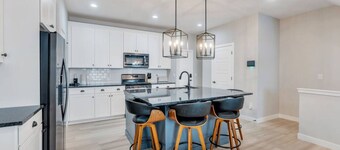 Luxe Retreat for 10+ in Thanksgiving Point • Pet Friendly