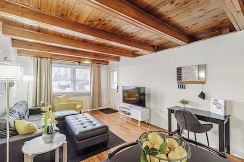 Located Historic Downtown Danville Charming 2-bedroom, 1-bathroom cozy cottage