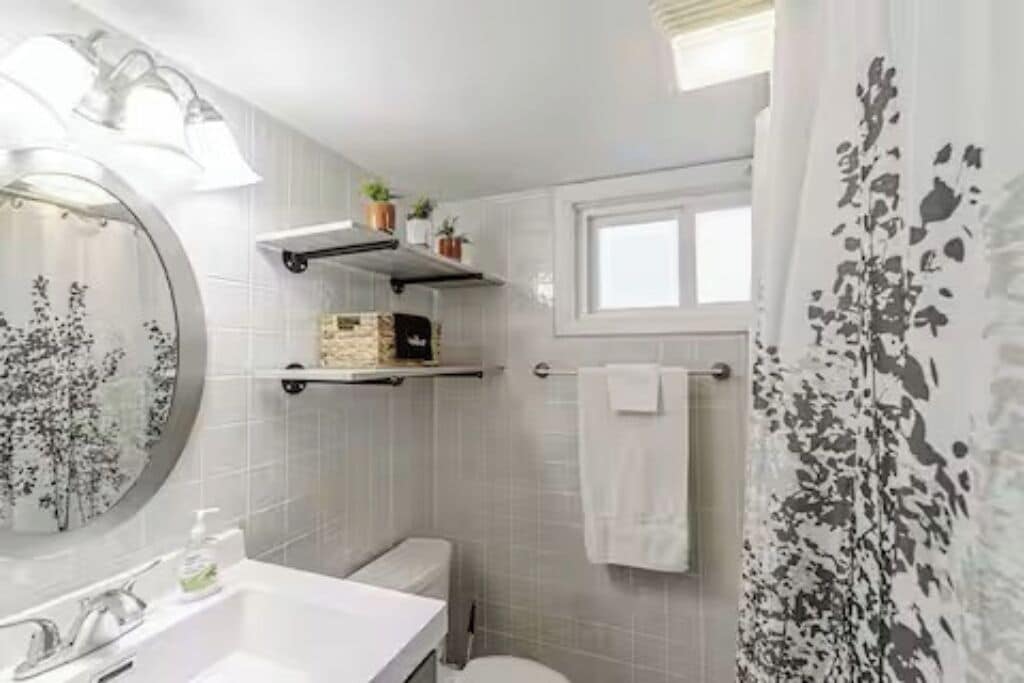 Secadora de cabello, toallas, jabón, papel de baño 