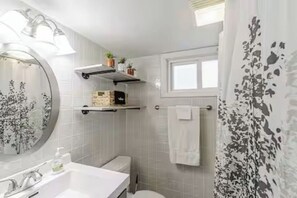 Séchoir à cheveux, serviettes fournies, savon, papier de toilette