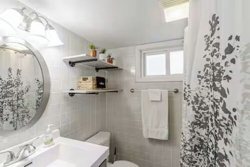 Located Historic Downtown Danville Charming 2-bedroom, 1-bathroom cozy cottage
