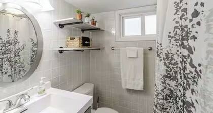 Located Historic Downtown Danville Charming 2-bedroom, 1-bathroom cozy cottage