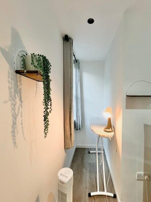 Interior - Bright 3-bedroom Apartment, Drummond (London)