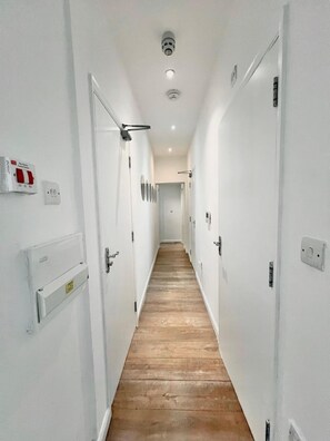 Interior - Bright 3-bedroom Apartment, Drummond (London)