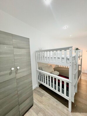 3 bedrooms, iron/ironing board, free WiFi, bed sheets - Bright 3-bedroom Apartment, Drummond (London)
