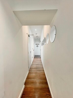 Interior - Bright 3-bedroom Apartment, Drummond (London)