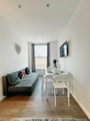 Living area - Bright 3-bedroom Apartment, Drummond (London)