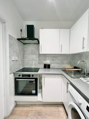 Fridge, microwave, oven, toaster - Bright 3-bedroom Apartment, Drummond (London)