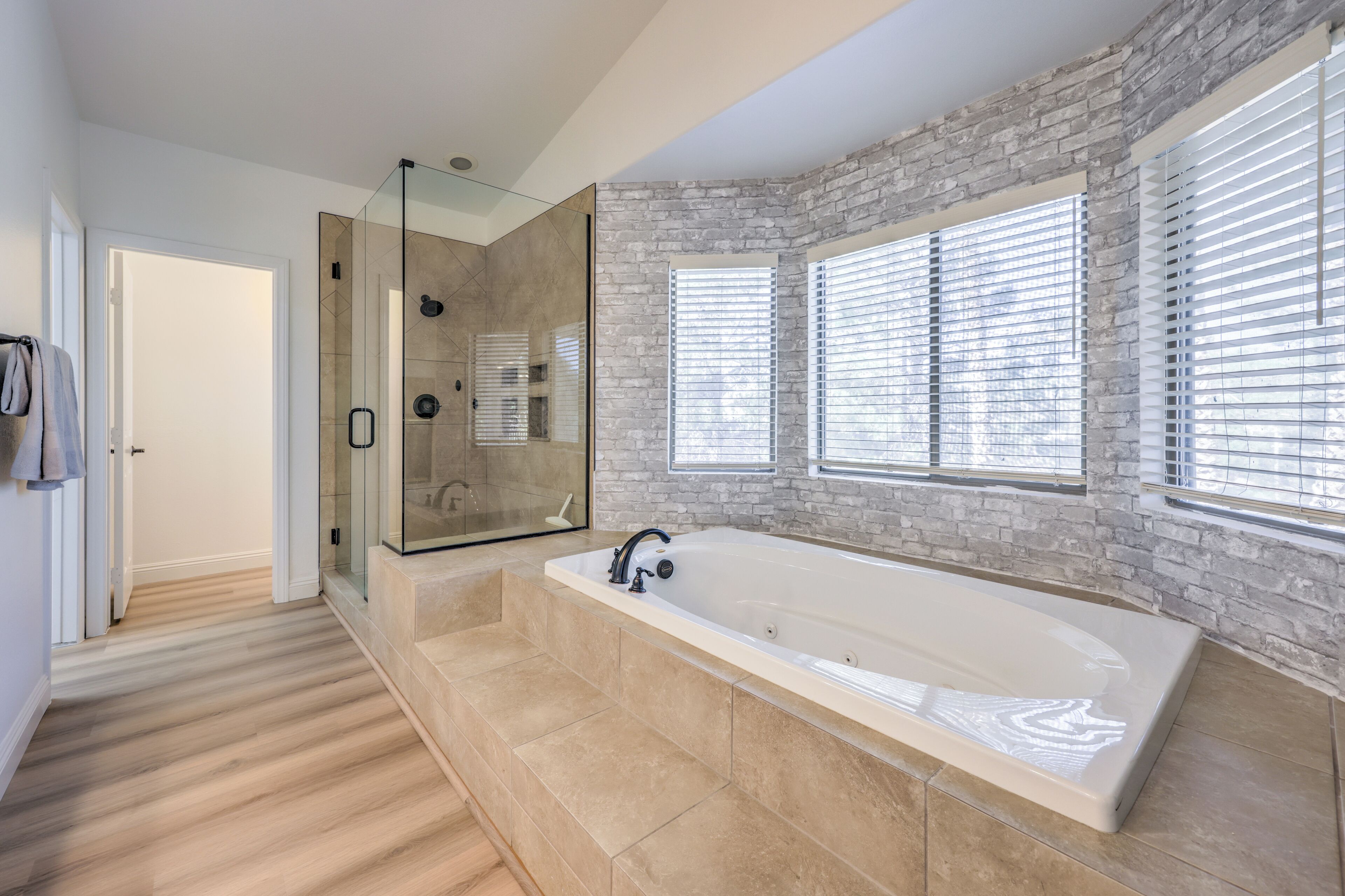 Douche, séchoir à cheveux, bidet, serviettes fournies