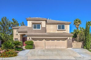 Exterior - Lux Pool Villa in Green Valley Ranch with Jacuzzi (Henderson)