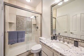Douche, sèche-cheveux, bidet, serviettes fournies
