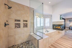 Douche, sèche-cheveux, bidet, serviettes fournies