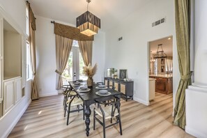 Dining - Lux Pool Villa in Green Valley Ranch with Jacuzzi (Henderson)
