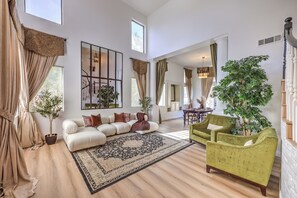 TV, fireplace - Lux Pool Villa in Green Valley Ranch with Jacuzzi (Henderson)