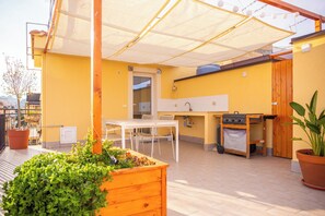 Apartamento, vistas parciales al mar | Terraza o patio