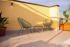 Apartamento, vistas parciales al mar | Terraza o patio