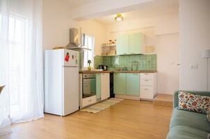 Apartamento, vistas parciales al mar | Cocina privada