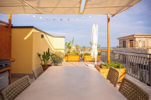 Apartamento, vistas parciales al mar | Terraza o patio