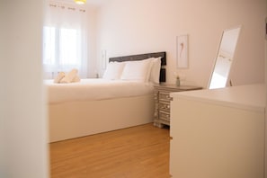 Appartement, vue partielle sur la mer