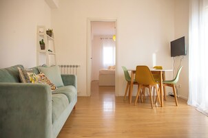 Apartamento, vistas parciales al mar | Zona de estar