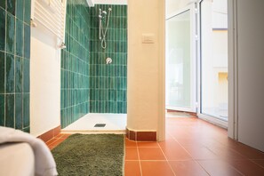 Apartamento, vistas parciales al mar | Baño