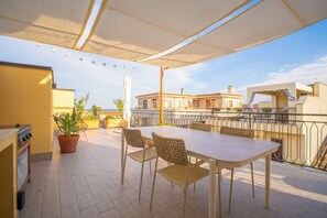 Appartement, vue partielle sur la mer | Terrasse/Patio