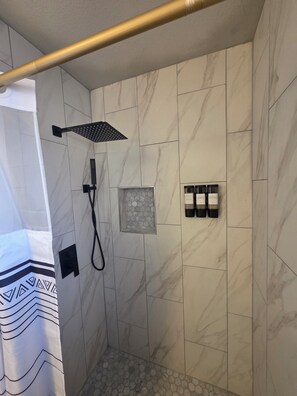 Shower, hair dryer, towels, soap - Tremendous 4-bedroom house with pool near Arizona cardinals state farm stadium. (Phoenix)
