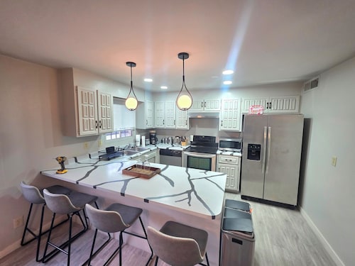 Tremendous 4-bedroom house with pool near Arizona cardinals state farm stadium.