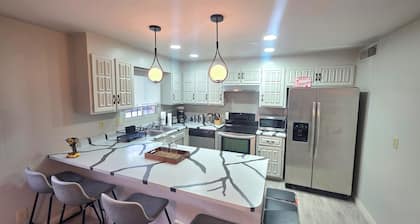 Tremendous 4-bedroom house with pool near Arizona cardinals state farm stadium.