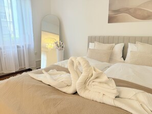 Tabla de planchar con plancha, acceso a internet y ropa de cama 