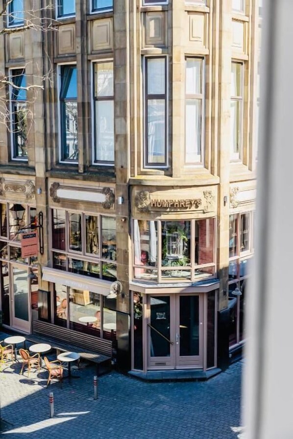 Outdoor dining - Hotel Sutor (Breda)